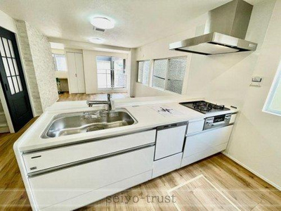 【キッチン】 | ☆南区青崎2丁目☆ | ◆キッチン◆
システムキッチンはシンプルでスッキリした飽きの来ないデザインなので永く使えそう♪食洗機・浄水器・3ツ口コンロなど忙しいママに嬉しい設備が充実♪お料理も楽しくなりますね◎