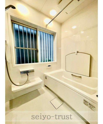 【浴室】 | ☆南区青崎2丁目☆ | ◆浴室◆
親子で一緒に入れてゆったりとくつろぐことのできるバスタブです。ご家族の毎日の疲れを 癒す広々とした空間になっております。浴室乾燥機つきで梅雨時の気になる湿気なども換気できて安心ですね☆