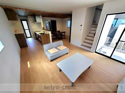 【居間・リビング】 | ☆安佐北区可部東4丁目　新築分譲☆ | ◆3号棟リビング◆
リビングイン階段なので、家族のただいまと行ってきますが自然と聞こえてくる間取り。お子様とのコミュニケーションを大事にしたいご家族にはぴったりですね◎