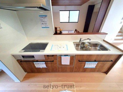 【キッチン】 | ☆安佐北区可部東4丁目　新築分譲☆ | ◆3号棟キッチン◆
キッチン横に収納スペースを設置しました！食品をストックできる便利な場所です。キッチンは家の中でも物が多い場所。非常時に備えての非常食や備蓄スペースとしても使えるのも心強いですね☆