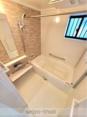 【浴室】 | ☆安佐北区可部東4丁目　新築分譲☆ | ◆3号棟浴室◆
1日の疲れを癒してくれるバスルーム。季節や天候に左右されず、お洗濯物を干すことができる浴室乾燥機付き。急ぎで乾かしたい物だけ干す際にも活躍してくれそうです♪