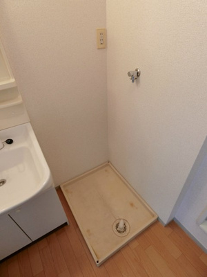 【展望】 | エメロードHIROKI　D | ※参考写真※洗面所内、独立洗面台横にある室内洗濯機置き場です♪室内に置けるので洗濯機が傷みにくい☆