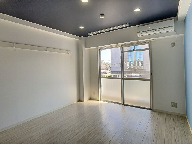 ソレイユアイワの洋室