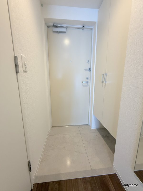 セレニテフラン新大阪　仲介手数料無料の玄関