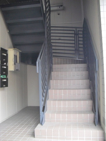 サニーハイツ欅のエントランス|階段入り口