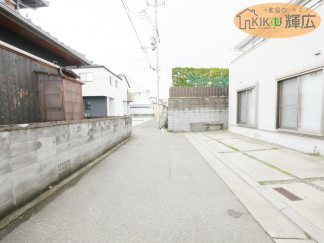 明石市大久保町西島　中古戸建の前面道路含む現地写真