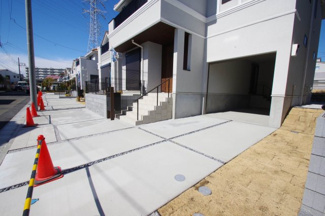 【駐車場】 | 外側平置きの駐車場もあります。全部で3台は駐車可能。