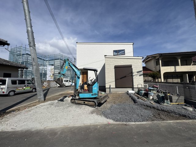 新築　高崎市上中居町　1号棟の駐車場|現地写真　 駐車スペース広々！建物南側に並列で2台置けます♪					
