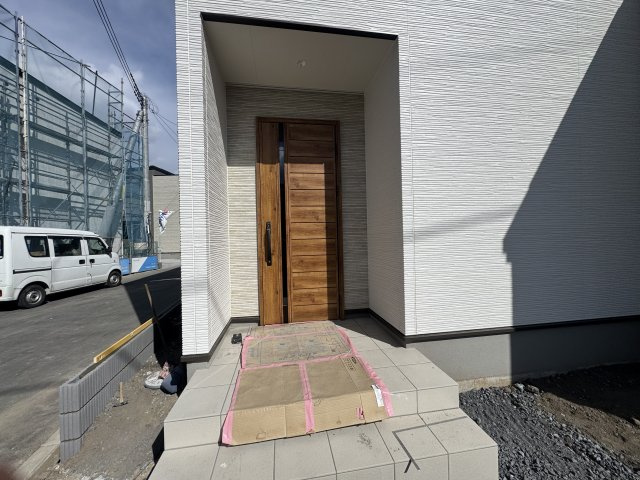新築　高崎市上中居町　1号棟の玄関|現地写真　宅配ボックス設置予定です！