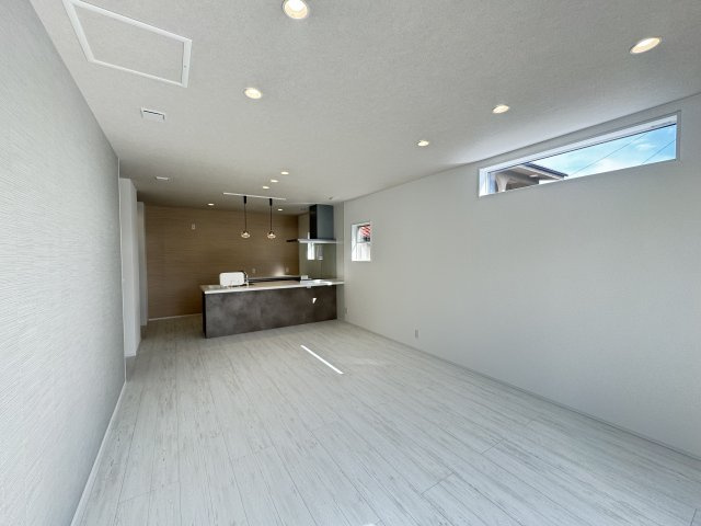 新築　高崎市上中居町　1号棟の居間・リビング|現地写真　広々１８帖のリビングは大きめのソファ等を置いても充分な広さ！							
