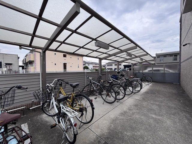 プラムフィールド東櫛原のその他共用部分|駐輪場に自転車も停められます♪