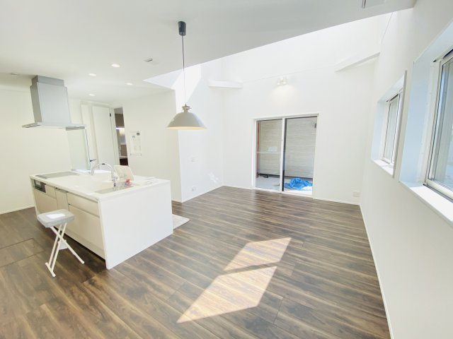 新築　高崎市上中居町　3号棟の居間・リビング|現地写真　広々１８帖のリビングは大きめのソファ等を置いても充分な広さ！							
