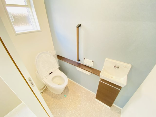 新築　高崎市上中居町　3号棟のトイレ|現地写真　手洗い器が別のトイレルームは見た目にも衛生的にも機能良し！
