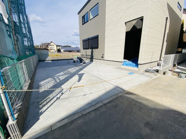 新築　高崎市上中居町　3号棟の駐車場|現地写真　駐車スペースは建物南側に車種によりますが2台分可能です！