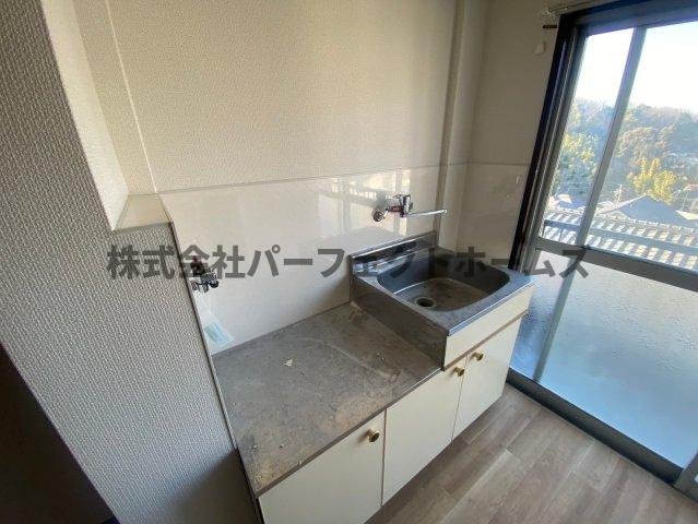 ダイバーシティ桜木町のキッチン|コンパクトなキッチンで掃除もラクラク