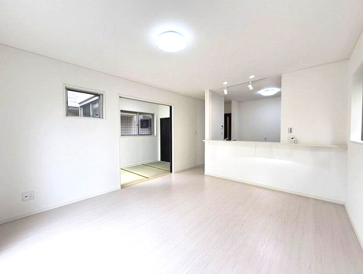 中央区小山2丁目　中古戸建の居間・リビング|こちらの居間で趣味の時間をお楽しみください