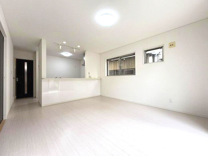 中央区小山2丁目　中古戸建の居間・リビング|使いやすい居間です