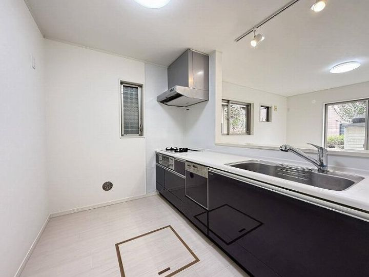 中央区小山2丁目　中古戸建のキッチン|キッチンでお料理をお楽しみください