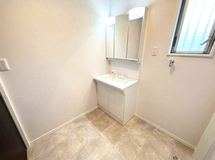 中央区小山2丁目　中古戸建の独立洗面台|独立洗面台です