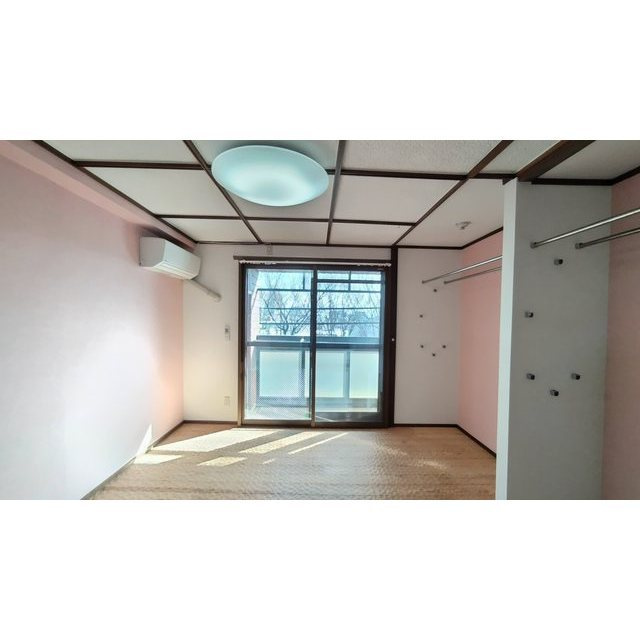 岐阜市本郷町２丁目のアパートの居間・リビング