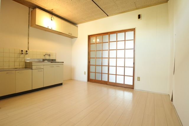 塩屋グリーンハイツの居間・リビング