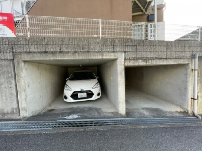 ハイツ本多聞の駐車場