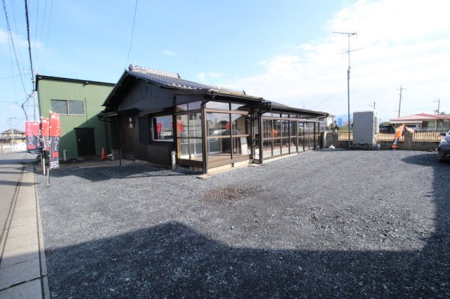 筑西市玉戸の外観|１００坪超の敷地で駐車スペースたっぷり！日当り良好！
