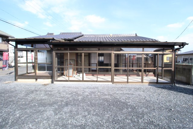 筑西市玉戸の外観|南側全面にはサンルームが増築されておりポカポカです！