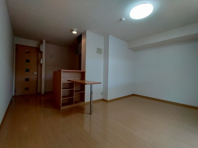 神戸市北区山田町下谷上字六地蔵のアパートの居間・リビング