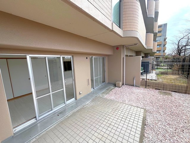 ◆リフォーム済みの美室◆広々専用庭＆テラス付き３LDK◆ディオ・フェルティ丹波橋右芳館の庭|テラス、専用庭