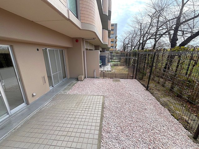 ◆リフォーム済みの美室◆広々専用庭＆テラス付き３LDK◆ディオ・フェルティ丹波橋右芳館の庭|テラス、専用庭