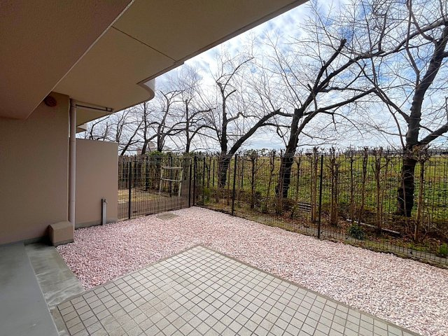 ◆リフォーム済みの美室◆広々専用庭＆テラス付き３LDK◆ディオ・フェルティ丹波橋右芳館の庭|テラス、専用庭