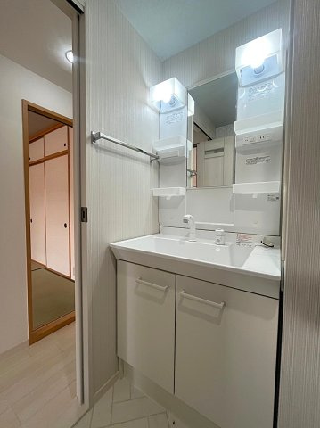 ◆リフォーム済みの美室◆広々専用庭＆テラス付き３LDK◆ディオ・フェルティ丹波橋右芳館の独立洗面台|洗面化粧台