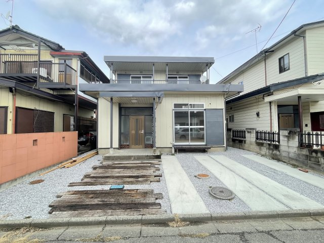 藤岡市藤岡　中古1190の駐車場