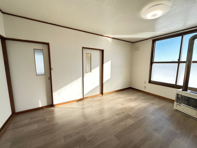 釧路市大楽毛西２丁目のアパートの居間・リビング