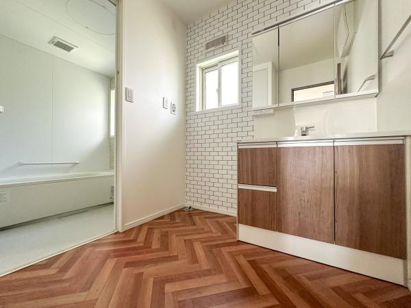 つるさき陽光台　中古の独立洗面台|広い洗面室で効率的に収納スペースを作れます！自分のスタイルに合わせて収納を配置し、毎日の生活を快適にサポートします。