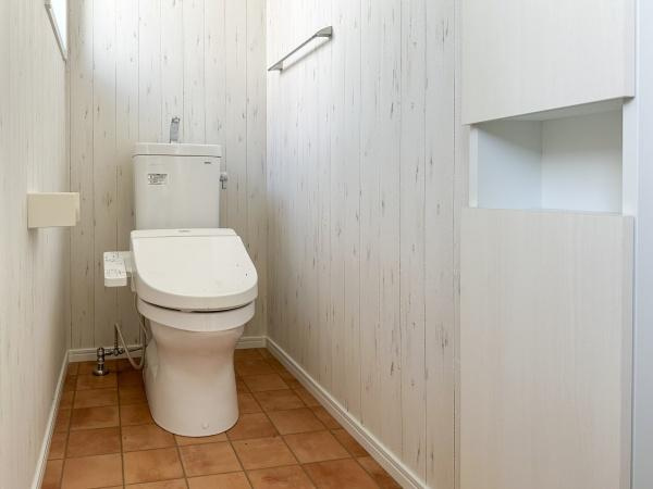 つるさき陽光台　中古のトイレ|白を基調とした明るく清潔感のあるトイレです。