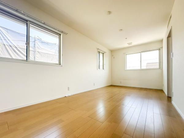 つるさき陽光台　中古の洋室|自然光が窓から差し込んできますので、スッキリとした明るい朝を迎えることが出来そうです♪お子さまのお部屋にもおすすめ！
