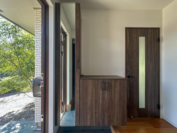 つるさき陽光台　中古の玄関|大容量のシューズボックスがあるのでスッキリと片付きます！カウンター部分には小物やインテリアを飾っても素敵です◎