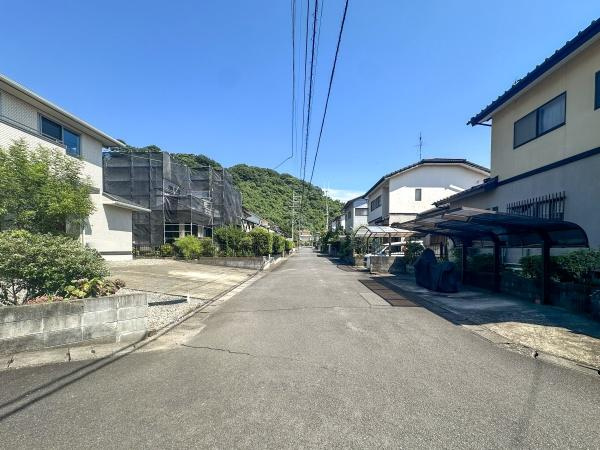 つるさき陽光台　中古の前面道路含む現地写真