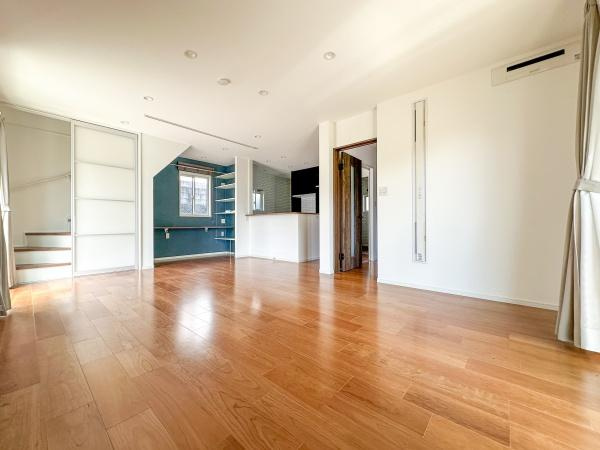 つるさき陽光台　中古の居間・リビング|広い窓からたっぷりの自然光が入り、一日中気持ちのいい日差しを感じられます♪家族や友人と集まる理想的な場所で、暖かな時間を共有し、心に残る思い出を作ることができます♪ 