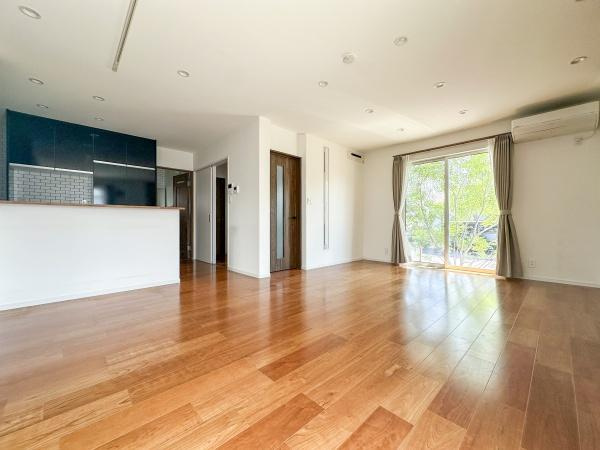 つるさき陽光台　中古の居間・リビング|家族が集まり、自然と笑顔があふれる心和むリビング。