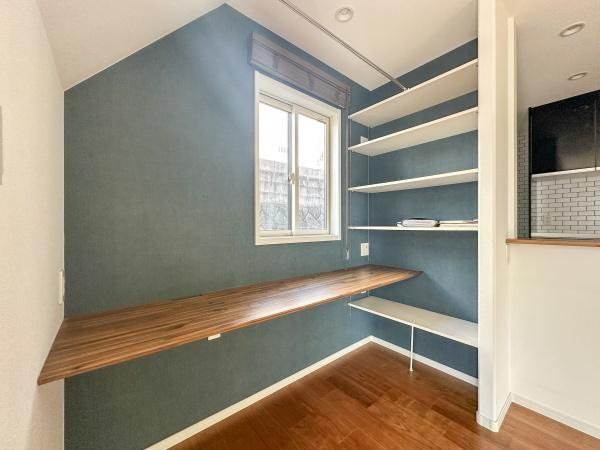 つるさき陽光台　中古の居間・リビング|窓から自然光が入る明るい空間で、テレワークや勉強もはかどります。リビングにいながらも集中できる、ちょうどいい距離感です。