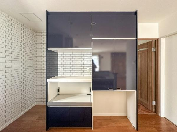 つるさき陽光台　中古のキッチン|キッチンの後ろにはたくさんの収納があり、広々使用することができます。料理が楽しくなりそうですね！！