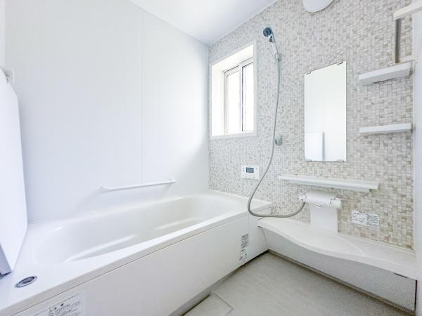 つるさき陽光台　中古の浴室|落ち着いた色合いのバスタブと壁面が、上質でリラックスできる空間を演出。
日々の疲れを癒やす快適で清潔なバスルームです。