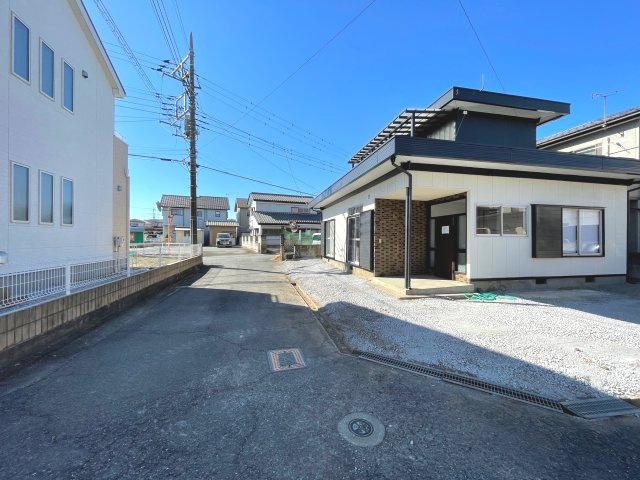 藤岡市藤岡　中古1390の前面道路含む現地写真