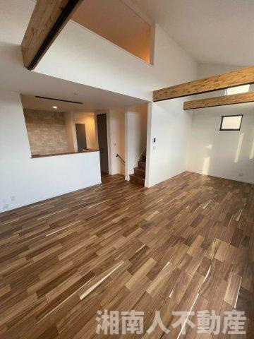 茅ヶ崎市萩園　新築戸建ての居間・リビング|こちらのリビングで趣味の時間をお楽しみください