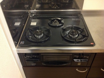 【キッチン】 | レオネクストコーラルアイル小倉 | コンロが３つあって同時に調理ができる！