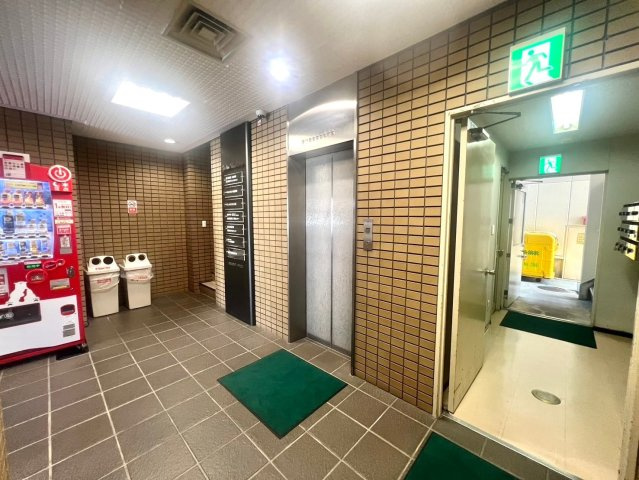 康生通南　東海保険・ガーデンビルのエントランス