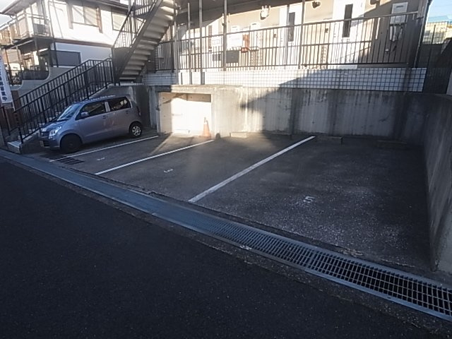 神戸市須磨区南落合１丁目のアパートの駐車場